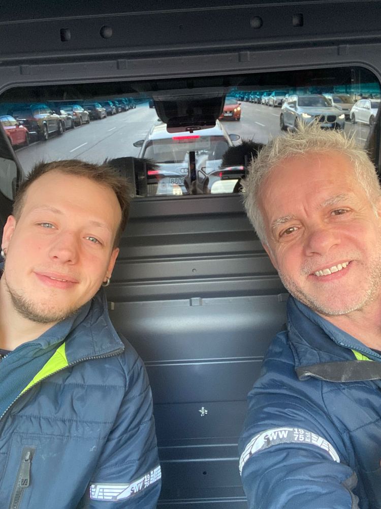 Zwei Kollegen im Transporter