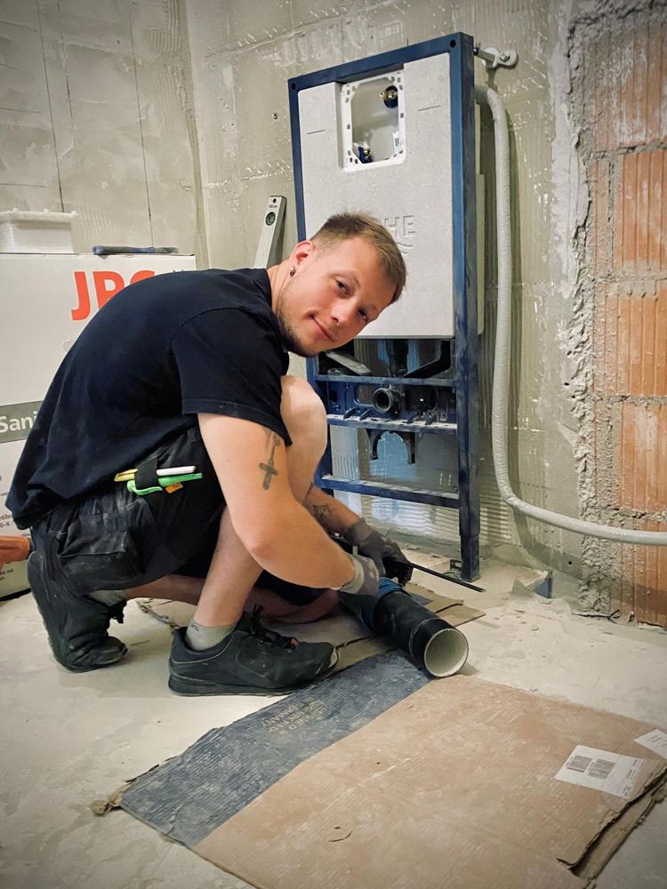 Monteur bei der Vorwandinstallation